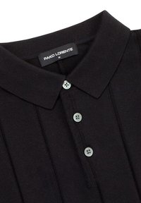 Czarna koszulka polo z dzianiny, z klasycznym kołnierzykiem, zapięciem na trzy guziki i subtelnymi pionowymi pasami. Metka: PAKO LORENTE.