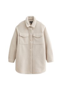 Chaqueta de forro polar beige con cuello, cierre de botones en la parte delantera y dos bolsillos en el pecho. Presenta un ajuste relajado y una tela suave y texturizada.