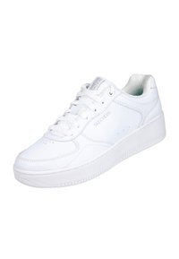 Zapatilla Skechers de corte bajo, blanca, con frente con cordones, cuello acolchado y suela texturizada, mostrada en un ligero ángulo sobre un fondo blanco.