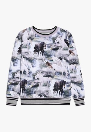 Sweatshirt avec imprimé complet de licornes ailées noires et blanches debout sur des rochers avec des cascades dans un paysage fantastique et brumeux.