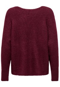 Pull en maille texturée rouge foncé à manches longues avec un large col bateau et des poignets côtelés.