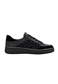 Schwarze Sneaker mit einem oberen Teil aus glattem Leder, strukturiertem schwarzen geometrischen Muster an der Seite und einer Gummisohle mit gerippten Details.