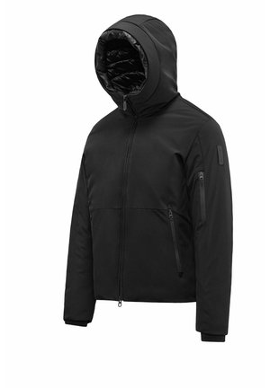 Zwarte winterjas met capuchon, voorzien van een voorrits, ritssluitingen aan de zijkanten en een ritssluiting op de linkermouw.