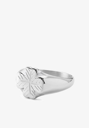 Hopeasormus, jossa on sileä saranainen kehys ja kohotettu nelilehtinen apilanlehtikuvio, jossa on kaiverretut suonitusyksityiskohdat päällä.