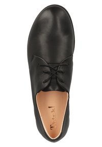 Chaussure en cuir noir avec un bout arrondi, un design à lacets, une texture lisse et une semelle intérieure crème arborant le logo "Think!" en doré.