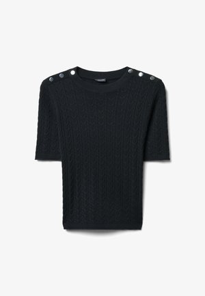 Schwarzer gestrickter kurzärmeliger Pullover mit einem Zopfmuster und silbernen Knöpfen an der Schulter. Rundhalsausschnitt mit gerippten Bündchen.