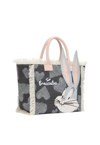 Borsa in tela con bordi sfilacciati, caratterizzata da un motivo a cuori grigi e neri, e un'importante grafica di Bugs Bunny. Inclusi manici rosa e testo del logo.