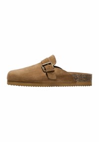 Barna velúr slip-on cipő fém csattal, lekerekített orral és parafa-szerű textúrájú talppal. Simaság jellemzi a felsőt és lapos, rugalmas kialakítással rendelkezik.