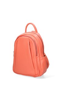 Petit sac à dos en cuir corail avec deux compartiments zippés, une poignée supérieure et une poche latérale, présenté sur un fond blanc.