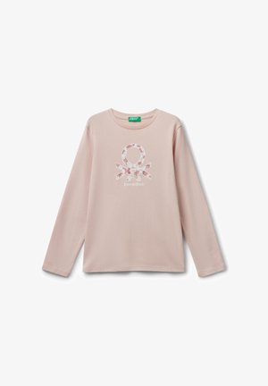 Lange mouw roze katoenen T-shirt met een wit bloemenlogo ontwerp. Heeft een ronde halslijn en een ontspannen pasvorm.