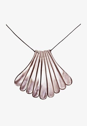 Perlmutt-Halskette mit länglichen, schalenförmigen Segmenten in zarten Rosatönen, die an einem dunklen Band hängen.