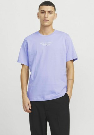Šviesiai violetinė trumpomis rankovėmis marškinėliai iš minkštos medvilnės, su centriniu baltu logotipu "JACK & JONES PREMIUM", laisvu kirpimu ir apvaliu iškirpimu.