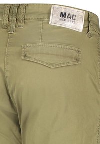 Zielone oliwkowe bawełniane spodnie z tylną kieszenią i wplecioną metką z napisem "MAC RICH". Widoczny detal przeszycia i gładka struktura.