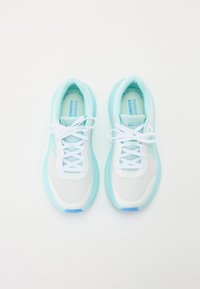 Weiße Sportschuhe mit hellblauen Akzenten, Netz-Obermaterial, gepolsterter Sohle und flachen weißen Schnürsenkeln. Merkmale sind das gebrandete Innenfutter und das strukturierte Muster.