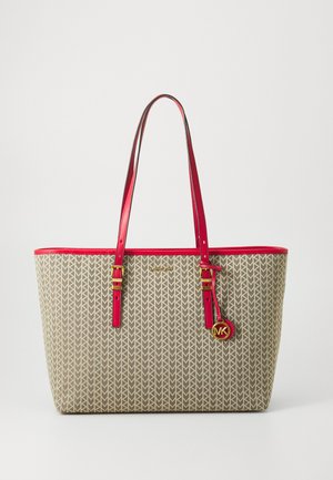Bolso tote con un patrón geométrico en tonos marrón y crema, asas de cuero rojo y acentos dorados. Presenta un charm redondo con el logo de MK.