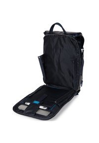 Zaino blu navy con una superficie liscia, chiusura con zip e un interno spazioso che presenta scomparti imbottiti per un laptop e accessori.