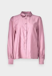 Chemise longue à manches longues en satin rose, avec un devant à boutons, un col et des manches bouffantes froncées. Texture lisse et éclat subtil.