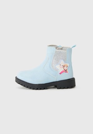 Botte enfant bleu clair pailletée, semelle noire et panneau latéral élastique argenté avec les personnages Elsa et Anna de La Reine des Neiges dans un patch en forme d’étoile.