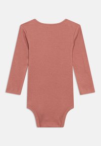 Ilgam rankovių purpurinės rožinės spalvos ribboto audinio kūdikio bodžiukas su apvalia iškirpte ir spaudėmis apačioje, gulintis išlygintas ant balto fono.