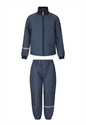 Marineblåt quiltet jakke- og buksesæt med elastiske manchetter, fuld lynlås foran, forstærkede knæpaneler og reflekterende bånd på ærme og ben.