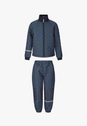 Marineblaue gesteppte Jacke und Hose mit elastischen Bündchen, durchgehendem Frontreißverschluss, verstärkten Knieteilen und reflektierenden Streifen an Ärmeln und Beinen.