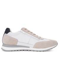 Weiße und beige Sneaker in niedriger Ausführung mit Wildledereinsätzen, Schnürung vorne, seitlichem Reißverschluss, grau-weißer Sohle und schwarzem Fersenlasche.