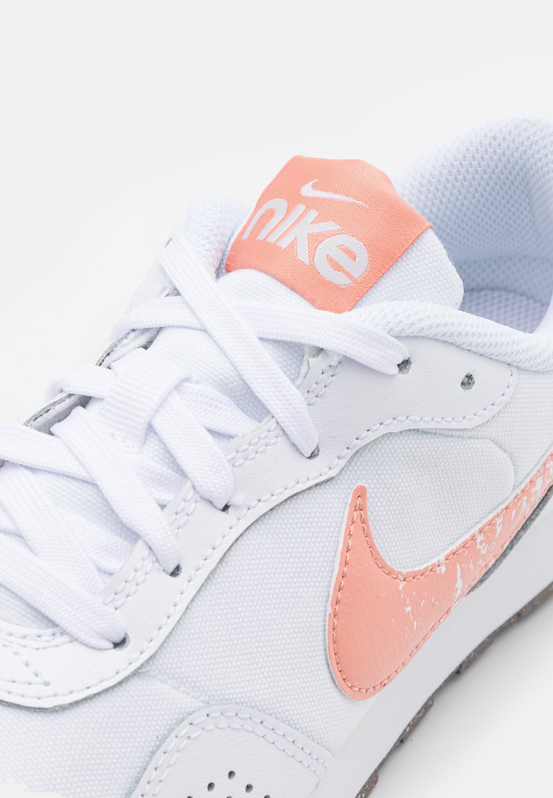 Nike VALIANT SE - Zapatillas - white/light root/cave - Zalando.es