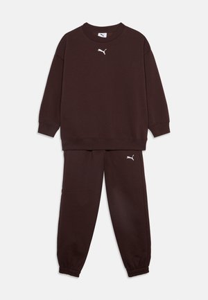 Sweat-shirt marron foncé à manches longues et pantalon de jogging assorti avec logo Puma blanc sur la poitrine et la cuisse gauche, affichés sur fond blanc.