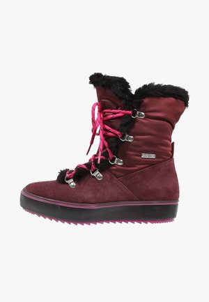 Botte d'hiver bordeaux avec doublure en fourrure noire, lacets roses, œillets métalliques, tige rembourrée et semelle en caoutchouc texturée pour l'adhérence.