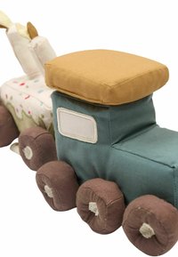 Audinių žaislinis traukinys su mėlyna korpusu, rudais ratais ir smėlio spalvos stogu. Yra grietinėlės spalvos kabina su siūtu langu ir spalvingais taškų raštais.