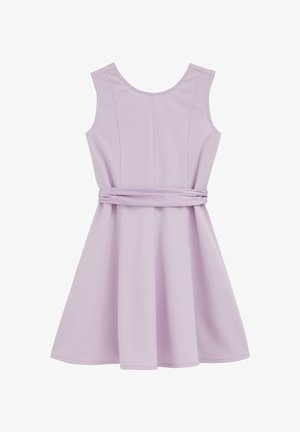 Lila haljina bez rukava od glatke tkanine, s pripijenim korzetom i suknjom koja se širi, naglašena pojasom iste boje u struku.