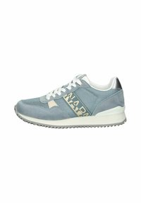 Baskets bleu clair avec une tige en daim et en mesh, lacets blancs, semelle texturée et une bande de logo beige sur le côté. Accents argentés au niveau du talon.