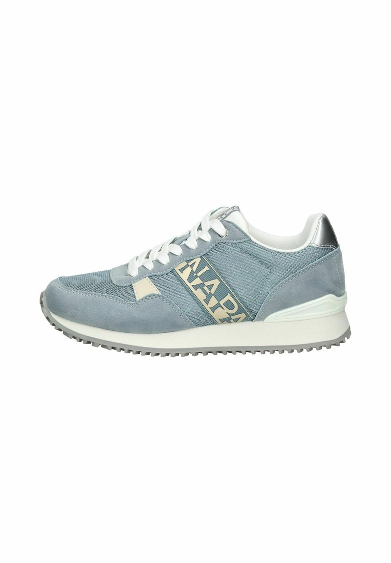 Baskets bleu clair avec une tige en daim et en mesh, lacets blancs, semelle texturée et une bande de logo beige sur le côté. Accents argentés au niveau du talon.