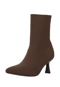 Botín de punto marrón con punta afilada y tacón delgado. Textura suave, diseño ajustado y construcción sin costuras.