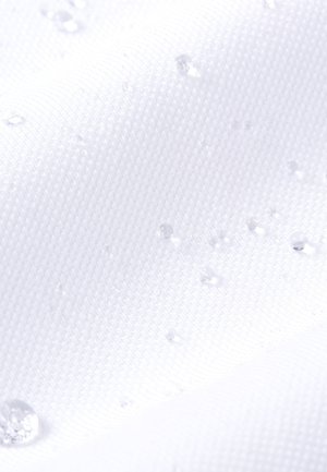 Waterafstotende witte textiel met een textuur, met kleine druppels op de stof, die effectieve waterbestendigheid aantoont.