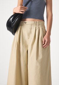 GAP GAP X DÔEN WIDE LEG KHAKI - Nadrágok - iconic khaki