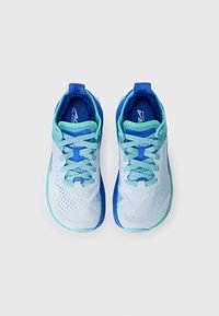 Lichtblauwe sport schoenen met teal en marineblauwe accenten. Mesh bovenwerk, gestructureerde details, vetersluiting en contrasterende rubberen buitenzool.