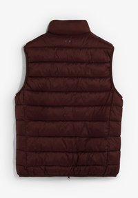 Gilet imbottito bordeaux con colletto alto, caratterizzato da un'imbottitura orizzontale, una texture liscia e un logo discreto vicino al collo.