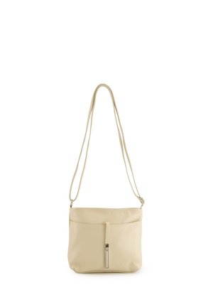 Krmově bílá kožená crossbody taška s texturovaným povrchem, vybavená přední kapsou na zip a tenkým nastavitelným popruhem.