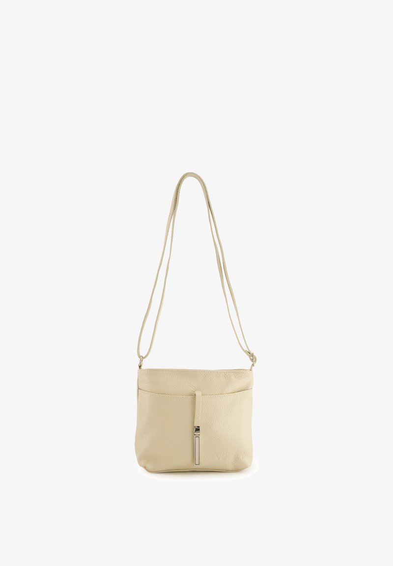 Cremfarbene Leder-Crossbody-Tasche mit strukturierter Oberfläche, ausgestattet mit einer vorderen Reißverschlusstasche und einem dünnen verstellbaren Schultergurt.