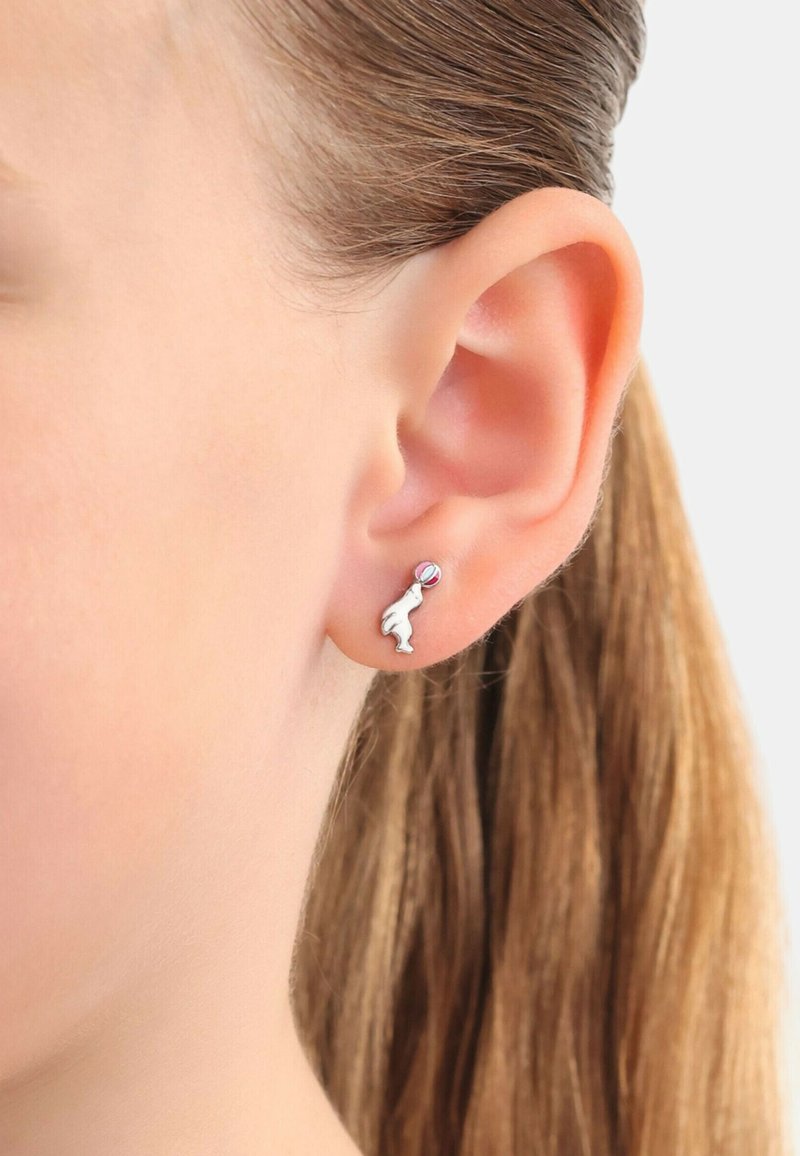 Pendiente de botón en tono plateado con forma de conejo, que presenta un acento de bola rosa. Diseño minimalista con un acabado pulido.