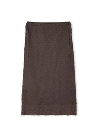 Gonna a maglia marrone con un motivo testurizzato, cordoncino in vita e orlo scalloppato. Il materiale sembra morbido e flessibile.