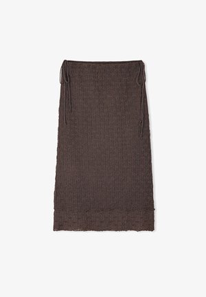 Bruine gebreide rok met een gestructureerd patroon, een trekkoord in de taille en een golfrand. Het materiaal lijkt zacht en flexibel.