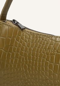 Grüne Handtasche aus Kunstleder mit Krokodilhautstruktur, ausgestattet mit Reißverschluss und silbernen Beschlägen.