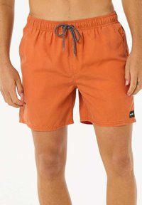 Costume da bagno arancioni con cintura elastica, chiusura con cordino e una piccola patch con logo nero sul lato sinistro in basso. Tessuto leggero.