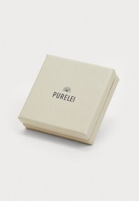 Kvadratna, kremasta kutija s teksturiranim finišom, koja prikazuje logo "PURELEI" i suptilan cvjetni dizajn na poklopcu.