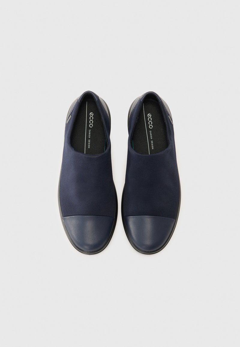 Marina slip-on skor med en slät textilovandel och en kontrasterande glansig marinblå lädertåstop. Har en vadderad insida för komfort.