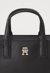 Tommy Hilfiger LOGO MINI TOTE - Sac à main - black