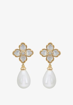 Goudkleurige oorbellen met een bloemenvormig ontwerp, witte bloemenaccenten, een centrale diamant en een druppelvormige witte parel.