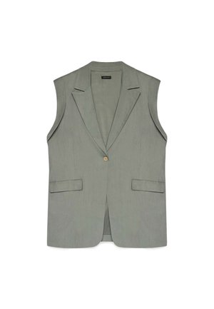 Bezrękawowa szara marynarka z wyciętymi klapami, pojedynczym zapięciem na jasnobrązowy guzik oraz dwoma przednimi kieszeniami z klapką, pokazana na białym tle.